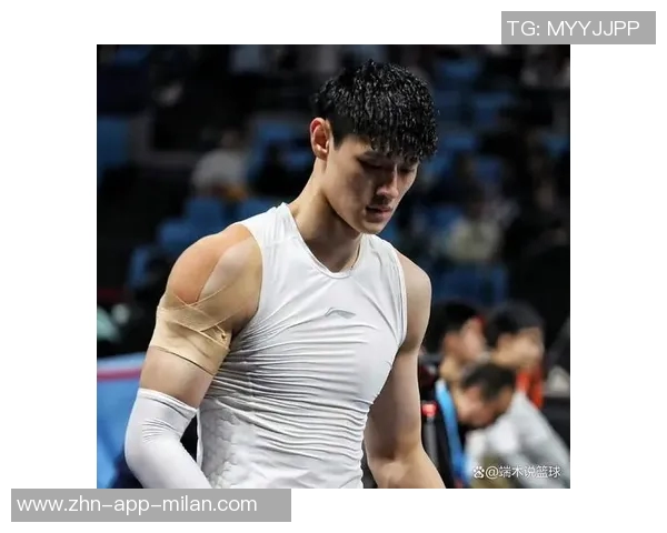 曾凡博突破遭遇压力险些失误及时回传队友化解危机